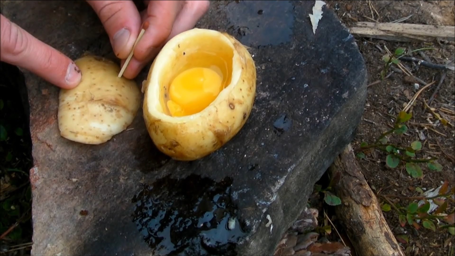 Яйцо в картошке на костре
