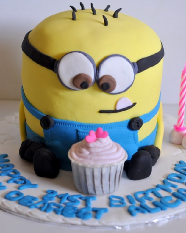 9196860-R3L8T8D-650-cute-birthday-cakes-with-cupcake-for-boys-1