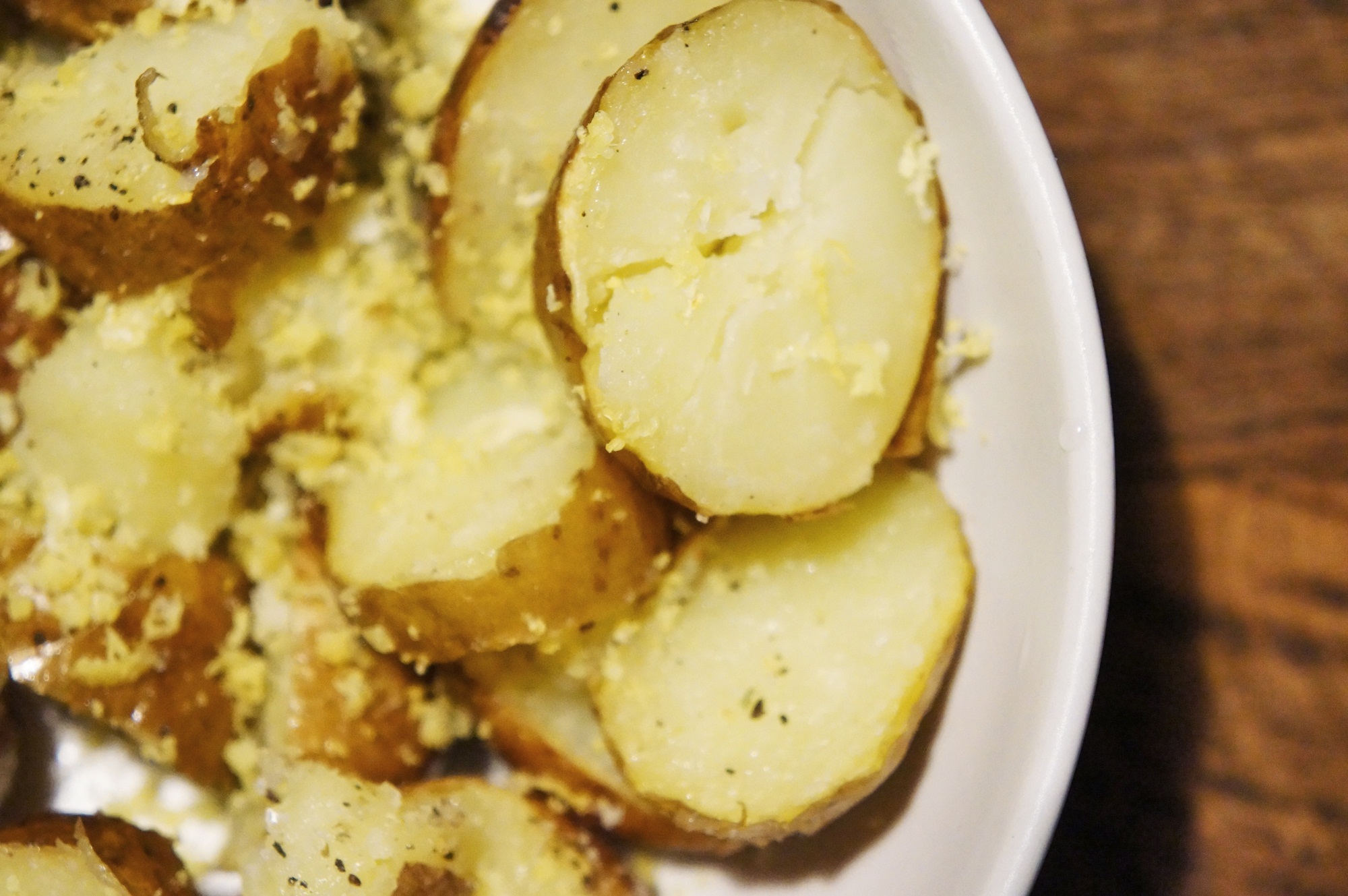 Просто кухня картошка. Картошка масло и соль. Картофель с лимонной цедрой. Блюда из картошки и соли и масла. Еврейский Кугель из картофеля.