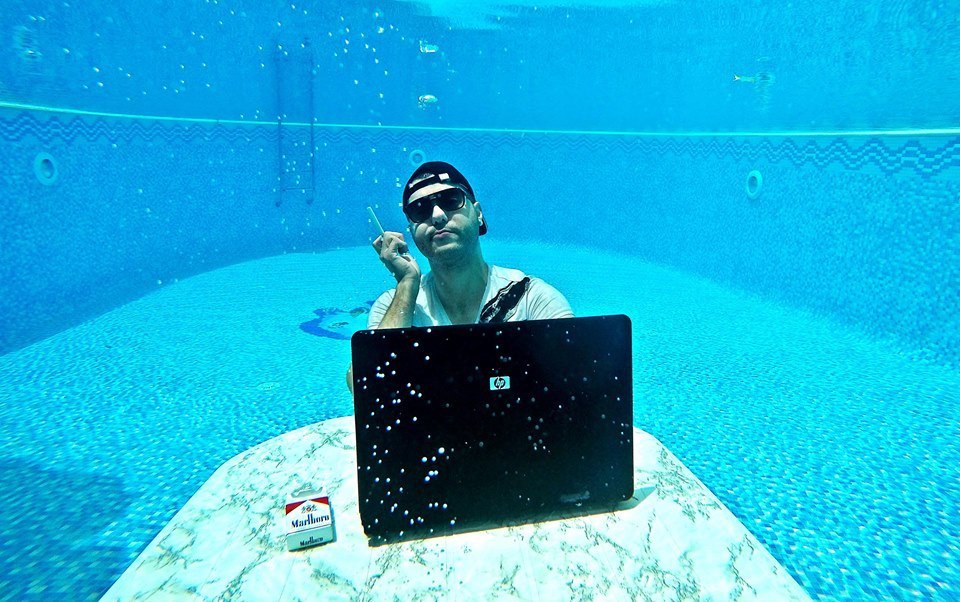 Лежать на дне бассейна. Wi-Fi под водой. Парень на дне бассейна. Selfie вода. Человек на дне бассейна.