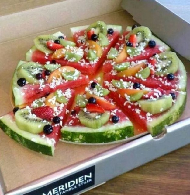 Пицца с арбузной основой и фруктами