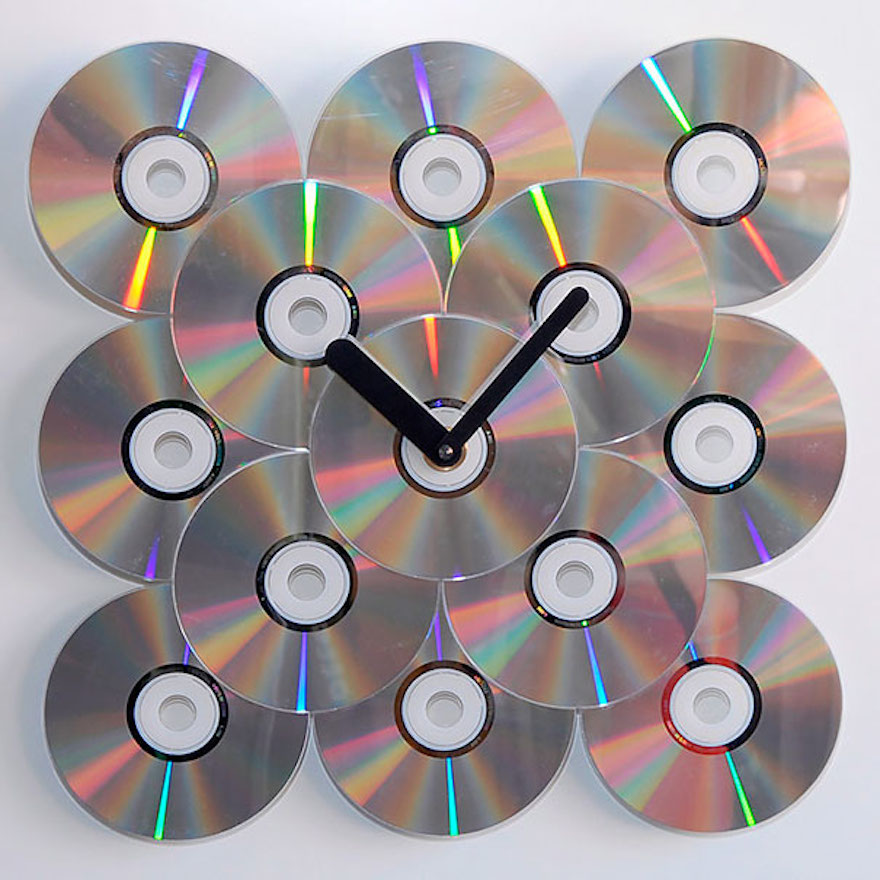 Много использованных дисков. Изделия из компакт дисков. Панно из дисков. Стена из дисков. Декор из CD дисков.